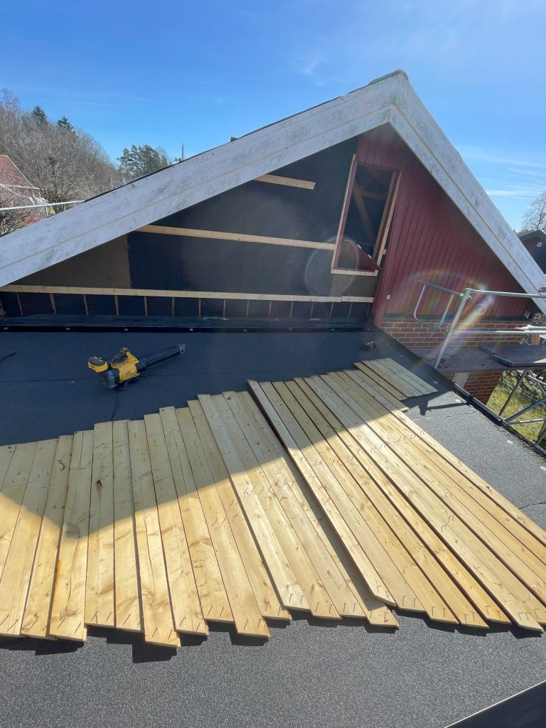 Takpannor och papptak - H&ouml;&ouml;r - Villa och Garage